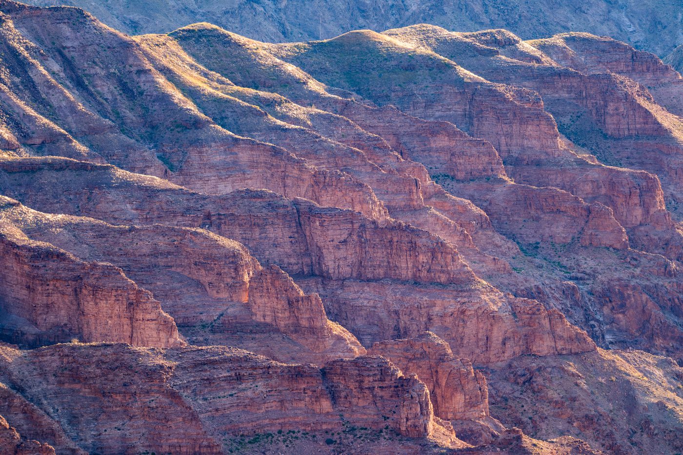 Farbschichten im Gestein des Fish River Canyon